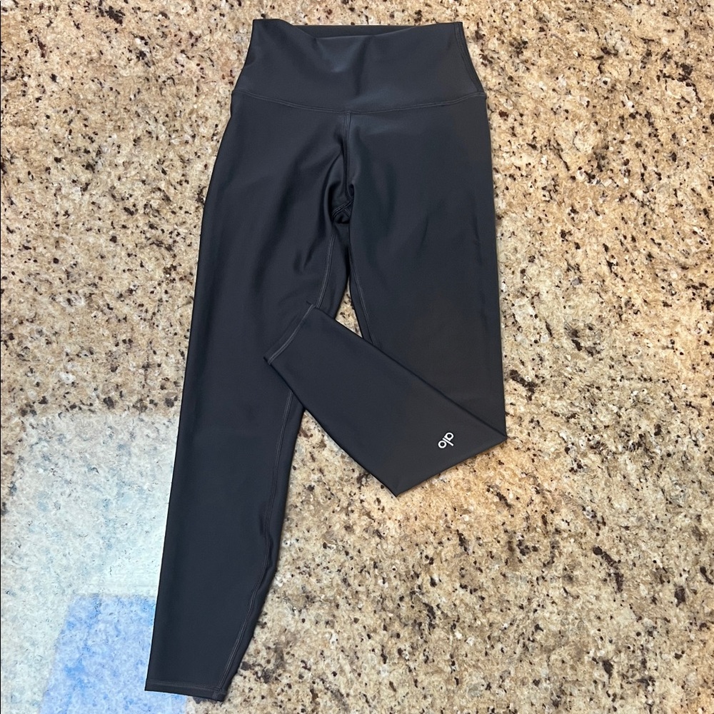 Alo Yoga Leggings – XS – Dark Gray – New (Never Worn )